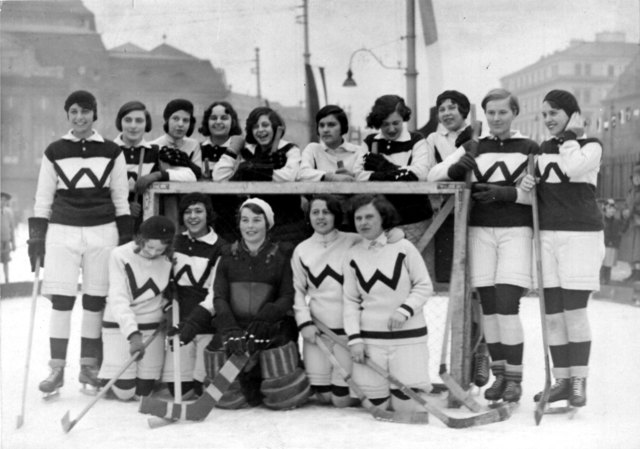 Das WEV-Damen-Eishockeyteam: Leider gestattete man den Frauen nur drei Jahre, sich dieser "Gefahr für Leib und Leben" auszusetzen. | Foto: Wiener Eislauf-VErein