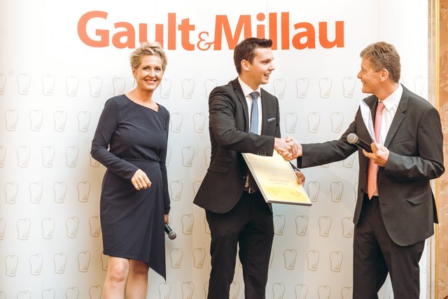 Martina und Karl Hohenlohe überreichten Lukas Kienbauer die Gault&Millau-Auszeichnung.