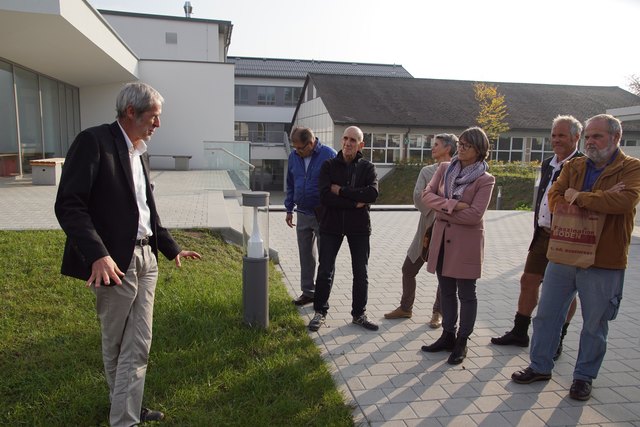 Der Landschaftsplaner Markus Kupfmüller regte beim Rundgang an, am Vorplatz des neuen Schulgebäudes eine Linde zu pflanzen.