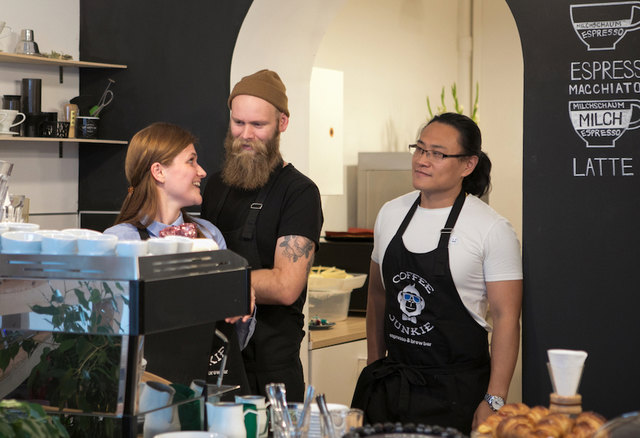 Olga Verbytska in ihrer Kaffeebar "Coffee Junkie" mit ihren Mitarbeitern James (Mitte) und John (rechts). | Foto: Alex Halada