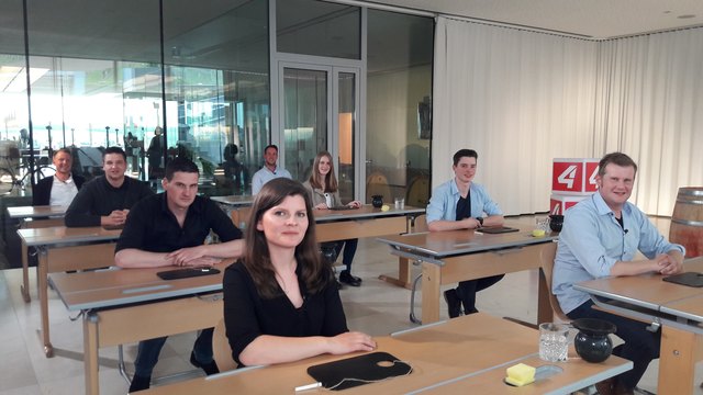 In der zweiten Runde müssen die verbliebenen Kandidaten ihr Wein-Wissen bei einer Blindverkostung unter Beweis stellen.