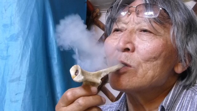 Der Tuva-Schamane mit seiner Knochenpfeife – Galsan Tschinag kommt nach Kufstein. | Foto: Kamphausen Verlag