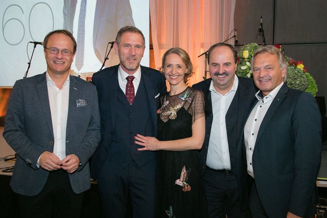 Johannes Artmayr (2. v. l.) mit Partnerin Sabine Kraußler, Universitätsprofessor Markus Hengstschläger (li.), Star-Koch Johann Lafer (2. v. r.) und ÖSV-Sportdirektor Hans Pum (r.). | Foto: cityfoto.at