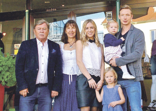 Teamwork im Geschäft: Die junge Familie von Sandra Laschober mit ihren Eltern Werner und Waltraud Laschober (li.).