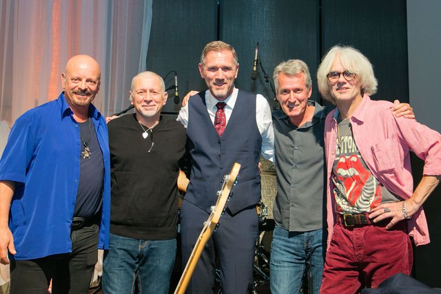 Johannes Artmayr (Mi.) mit der Band „Wir 4“ – Harry Stampfer, Harald Fendrich, Gary Lux und Uli Bär. | Foto: cityfoto.at
