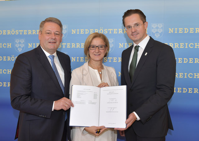 Das Umweltbundesamt zieht von Wien nach Klosterneuburg. Die dafür notwendige Grundsatzerklärung wurde von Umweltminister Rupprechter, Landeshauptfrau Mikl-Leitner und Klosterneuburgs Bürgermeister Schmuckenschlager in St. Pölten unterzeichnet. | Foto: NLK Pfeiffer