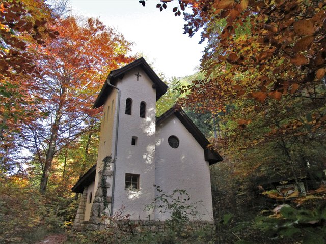 ...diese hübsche Kapelle in Weißenbach am Attersee  wurde 1450 das letzte mal urkundlich erwähnt. 1954 Neubau der Kapelle in der seit 1956 in den Sommermonaten Messfeiern und Andachten abgehalten werden. Nähere Info:https://attersee.salzkammergut.at/oesterreich/poi/400595/st-nikolaus-kapelle-in-weissenbach.html