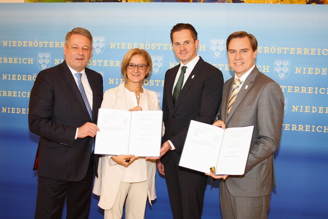 Bundesminister Andrä Rupprechter, Landeshauptfrau Johanna Mikl-Leitner, Klosterneuburgs Bürgermeister Stefan Schmuckenschlager und Landtagsabgeordneter Stadtrat Christoph Kaufmann mit der unterzeichneten Grundsatzerklärung. | Foto: Stadtgemeinde Klosterneuburg/SchuhE