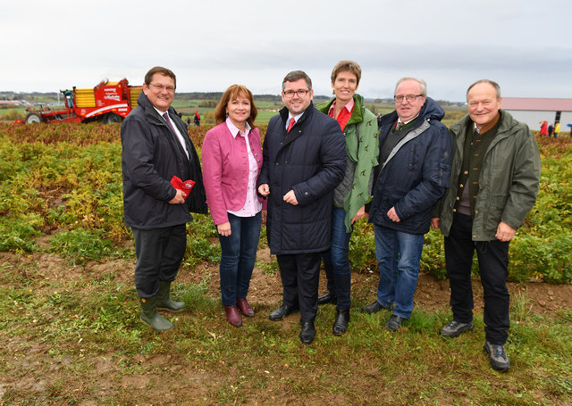 GF Josef Granner (AGRANA Stärke GmbH), BGM Annette Töpfl, LR Ludwig Schleritzko, NR Martina Diesner-Wais, Obmann Alfred Sturm(VÖSK) und Landwirtschaftskammer-Präsident Hermann Schultes. | Foto: NLK Burchhart