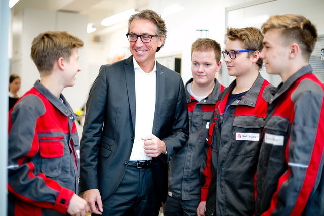 Salzburg AG-Vorstandssprecher Leonhard Schitter und die Lehrlinge in der modernisierten Lehrwerkstätte. | Foto: Salburg AG/Wildbild