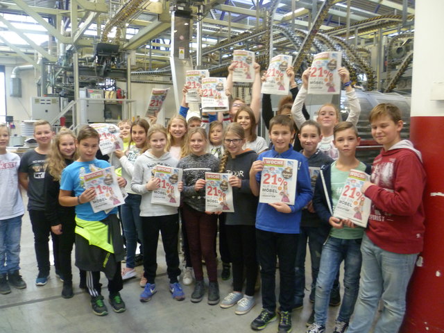 Frisch aus der Druckerei: Die Gnaser Schüler freuten sich über die neue Ausgabe der WOCHE. | Foto: KK