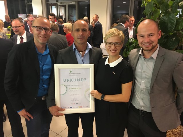 Vertreter der Malerei Schaubmaier mit WKO-Präsidentin Doris Hummer bei der Preisverleihung. | Foto: Foto: Malerei Schaubmaier