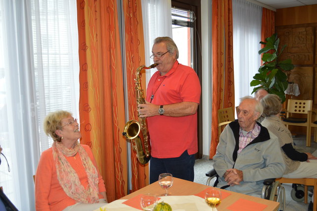 Fredi Stein begeistert seine Zuhörer. Hier mit Rosemarie Karasek und Johann Hascher. | Foto: PBZ Klosterneuburg