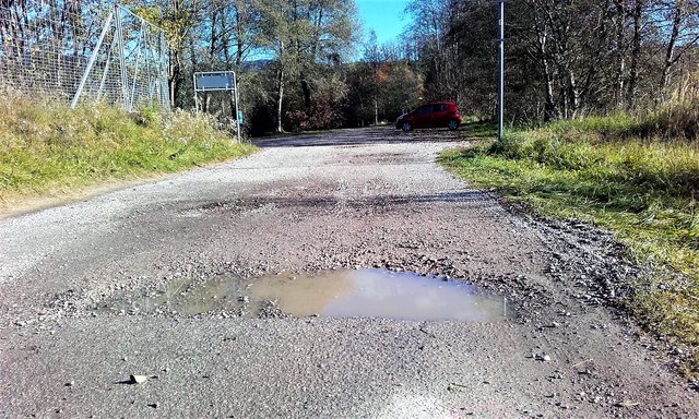Es ist unwahrscheinlich, aber wahr! Am 24.10. um 10:25 Uhr entdeckte ich diese großen und tiefen Löcher in der Fahrbahn des Drauradweges  R1 im Bereich der Autobahnbrücke St. Ulrich. Für Radfahrer eine große Gefahr! Ich verständigte sofort über Telefon den Wirtschaftshof der Stadt Villach. Jetzt kommt die ÜBERRASCHUNG! Heute benützte ich wieder dieses Teilstück und musste voller FREUDE feststellen, das der gefährliche Abschnitt von Mitarbeitern der Stadt Villach fachgerecht saniert wurde. DANKESCHÖN!!!