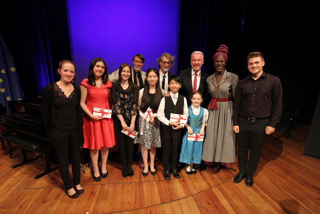 V.l.n.r.): Raphaela Schober (Klavierbegleitung), Leonie Zierhofer, Anna-Maria Simon, Robert Weiß (Klavierbegleitung), Vivian und Melvin Lieu, Direktor Prof. Raoul Herget, Bürgermeister Klaus Schneeberger, Soley Blümel, Doretta Carter und Christoph Schauer. | Foto: Stadt WRN, Weller