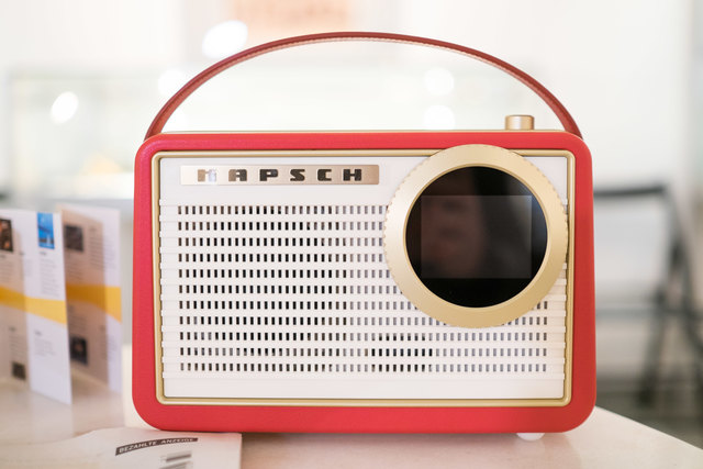 Mit dem Kofferradio "Capri" gelang dem Unternehmen Kapsch ein Erfolg. Zum 125. Jubiläum gibt es eine Neuauflage des Geräts. | Foto: Arnold Burghardt
