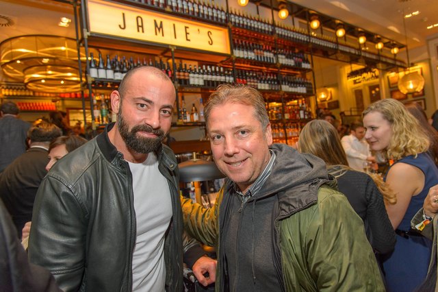 Mit dabei: Schauspieler Anton Noori und Designer Atil Kutoglu. | Foto: Andreas Tischler