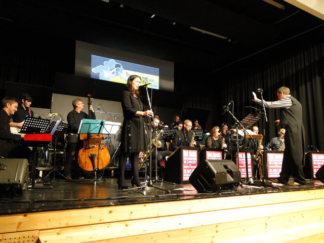 Die Big Band Kulmination und ihre Sängerin Katrin Kanya.