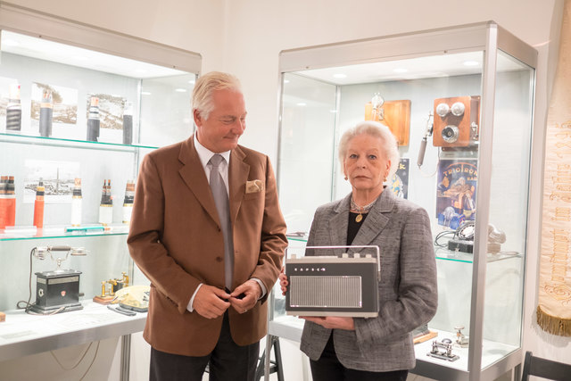 Kapri Kapsch übergibt Vladimira Bousska ein Kofferradio für das Bezirksmuseum Meidling. | Foto: Arnold Burghardt