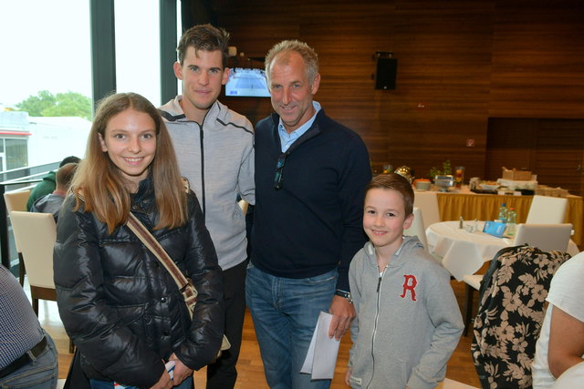 Tennisasse Dominic Thiem und Thomas Muster mit jungen Fans