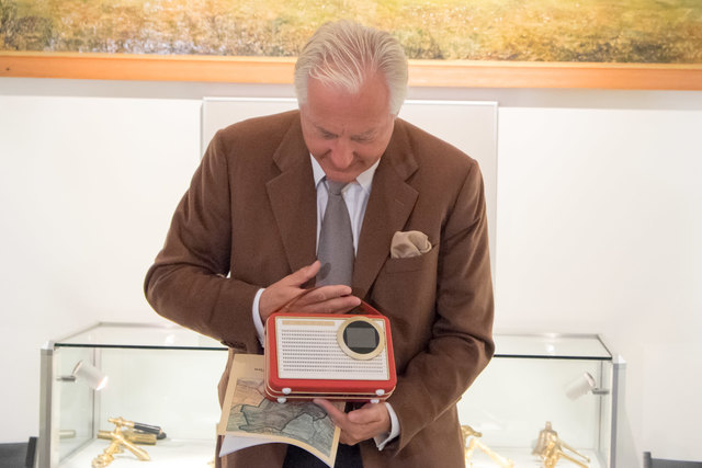 Kari Kapsch, Chief Operating Officer der Kapsch Group, mit der Neuinterpretation des Kofferradios "Capri". | Foto: Arnold Burghardt