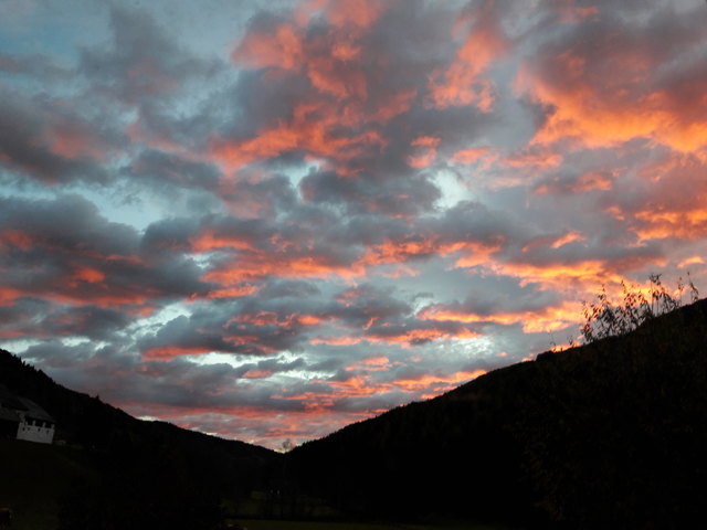 Solch eine Morgenstimmung ist einzigartig. Sieht nach Schlechtwetter aus? Aber, wunderschöne Mischung aus Morgenrot und Wolken.