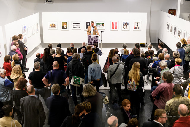 Peter Coeln bei der Ausstellungseröffnung im Westlicht.