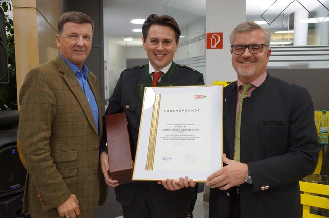 KR Karlheinz Hödl überreichte im Namen der WK eine Ehrenurkunde an VDir. Andreas Draxler und VDir. Peter Wippel.