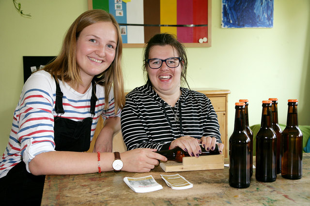 Menschen mit Autismus stellen den Saft her. | Foto: Karin Hofbauer