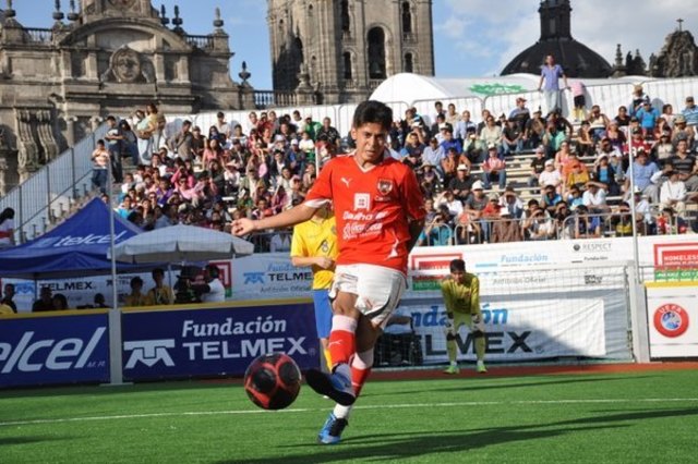 Rollentausch: Fußballern wird eine Pfeife in die Hand gedrückt. | Foto: KK