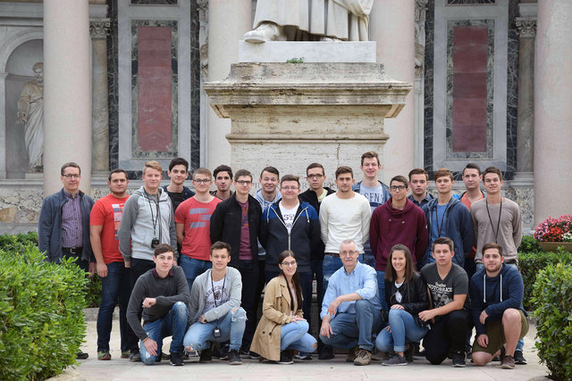 HTL-Tiefbauklasse mit Klassenvorstand Prof. Peter Derler (vorne Mitte) und Religionslehrer Prof. Robert Hohlbaum (h.l.)