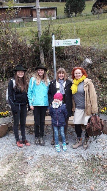 Wanderlustig: Bettina Schlegl, Anna Klamler, Bgm. Eva Karrer mit ihrer Tochter und Tourismusobfrau Gabriele Reiterer.