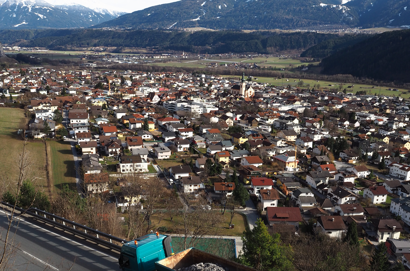 Zirl ist im "Würgegriff" von Zirlerbergstraße, Tiroler Straße und Inntalautobahn.
