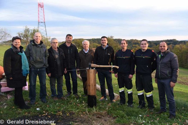Stadträtin Philippine Hierzer, die Jubilare, Ortsfeuerwehrkommandant HBI Christoph Puchas, Stellvertreter OBI Michael Theiss und Bürgermeister Christoph Stark mit dem ungeschnittenen Maibaum bzw. Geburtstagsbaum.