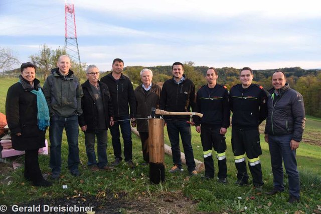 Stadträtin Philippine Hierzer, die Jubilare, Ortsfeuerwehrkommandant HBI Christoph Puchas,  Stellvertreter OBI Michael Theiss und Bürgermeister Christoph Stark mit dem ungeschnittenen Maibaum bzw. Geburtstagsbaum.