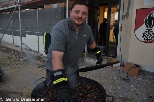 Ehemaliger Ortsfeuerwehrkommandant Robert Friedl beim Maroni braten.