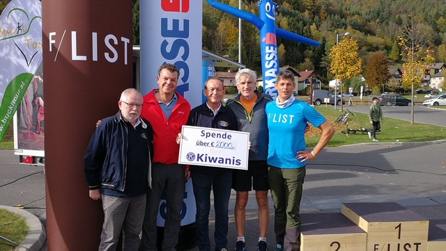 Bildtext 2: v. li.: Dr. Kurt Marschall (KIWANIS), Wolfgang Stangl (ARBÖ), Johann Beisteiner (KIWANIS), Dr. Willibald Fuchs (Bgm. Kirchberg a. W.), Hermann Steinacher (TimeResult, Veranstalter).