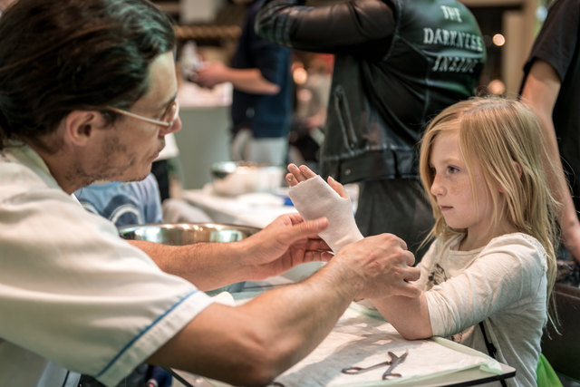 Infos für alle Generationen: Die Kinder durften testen, wie es sich anfühlt, wenn die Hand eingegipst wird. | Foto: Adi Aschauer