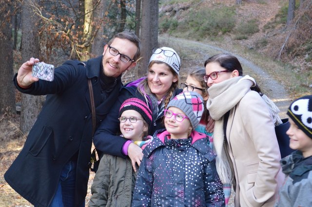 Mitarbeiter der Kelag bei der Adventwanderung mit Kindern des SOS Kinderdorf auf den Pyramidenkogel