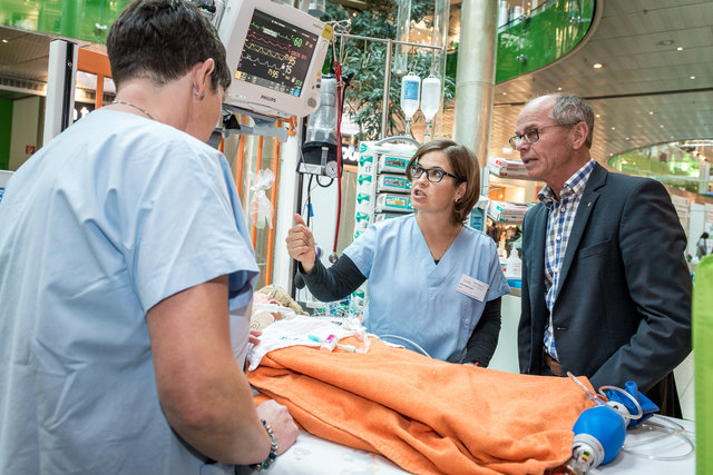 Welche Vitalfunktionen sollen welchen Wert haben? Gesundheitsreferent LH-Stv. Christian Stöckl informierte sich genau. | Foto: Adi Aschauer