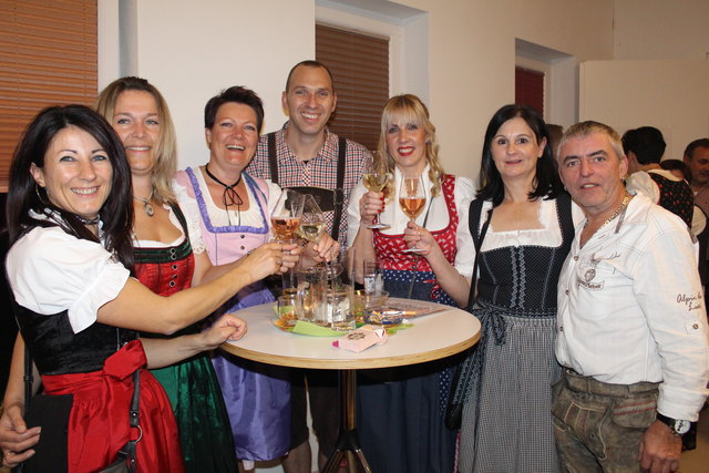Ein Prost auf einen gelungenen Ball: Daniela, Karin, Claudia, Peter, Sandra und Doris