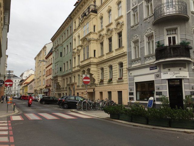 Max Wessely schwört auf den Schweinsbraten, den es samstags im Café Strozzi, einer Institution in der Gasse, gibt.