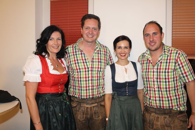 Obmann Thomas Fiedler und Stellvertreter Stephan Kainz mit Birgit und Elisabeth
