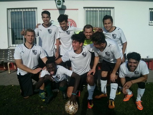 Beim neuen Fußballteam FC Azadi Klosterneuburg steht der Spaß im Vordergrund.