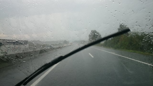 „Akzeptire, dass du dich nach dem Wetter zu richten hast. Es ist älter – überlasse ihm höflich den Vortritt!“ - Indianische Weisheit

Bild: Ivica Stojak. Bild aus der thematischen Bilderreihe „Unwetter“