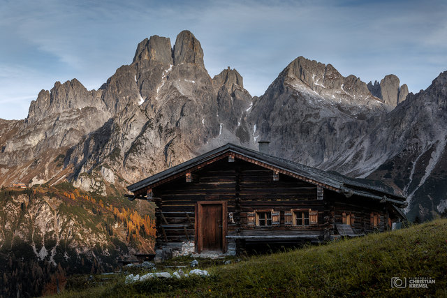 Den Sonnenaufgang habe ich am zweiten Tag meiner kurzen Österreich Reise auf der Sulzenalm in Filzmoos genossen, mit Blick auf die Bischofsmütze. Die urige Hütte passt perfekt in die wunderschöne Berglandschaft. Ich wünsche euch einen schönen Sonntag Nachmittag.