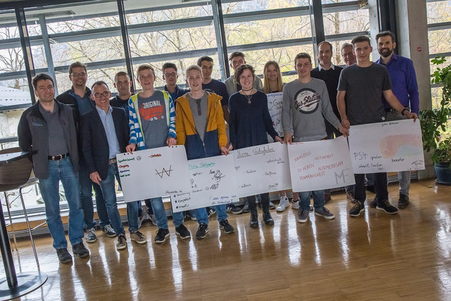Die teilnehmenden Lehrlinge mit ihren Lehrherren und Trainer Thomas Leitner (re.) | Foto: WB Lienz