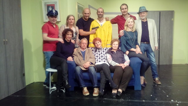 von links nach rechts:
hinten: Stefan Gschiess, Karin Kutrowatz, Markus Zwinz, Petter Teffer, Philipp Radowan, Willi Berger
vorne: Nicole Landl, Stefan Rauhofer, Margit Gerdenitsch, Anni Murovatz, Esther Radowan | Foto: Theater Rohrbach