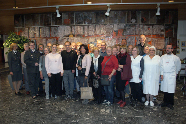 Das "Essen auf Rädern"-Team mit Sozialreferentin Simone Plangger, Bgm. Wolfgang Jörg, Heimleiter Reinhard Scheiber, PDL Viktor Zolet und Küchenchef Christoph Hammerle (v.l).
