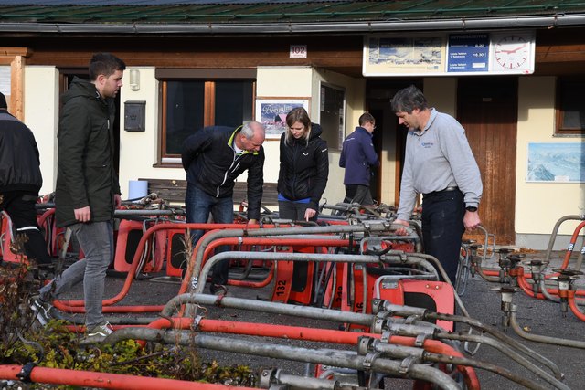 Zahlreiche Interessenten fanden sich ein, um alte Liftsessel zu erwerben. | Foto: Zoom.Tirol